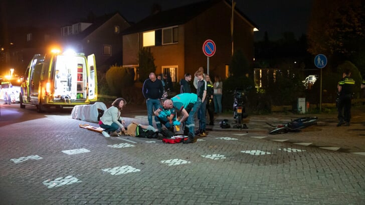 Ongeval letsel, brommer - auto in Baarn.
