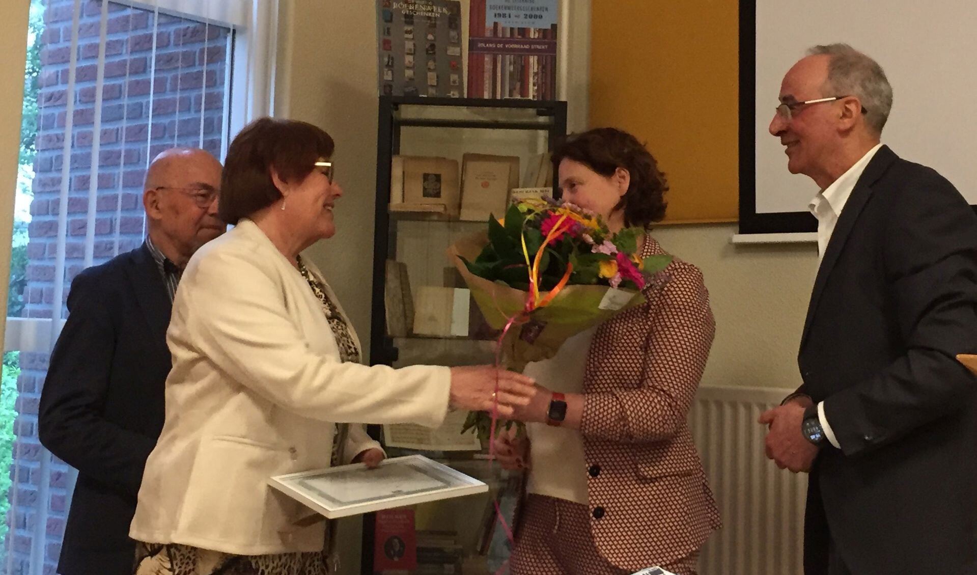 Erna Hulstein en vijf anderen ontvangen bloemen van wethouder Karin Bijl