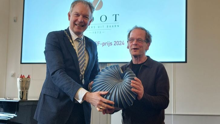 Juryvoorzitter Mark Röell reikt de prijs uit aan Barend Boot.