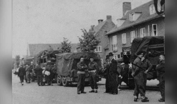 Engelse voertuigen op Holevoetplein mei 1945.