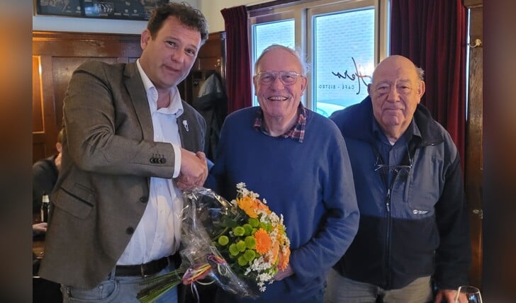 Op de foto v.l.n.r. Wouter Beuzel, voorzitter Oranjevereniging Den Dolder / Comité 4 en 5 mei, Jan Veerkamp en lid van de Oranjevereniging Jan Scherphuis