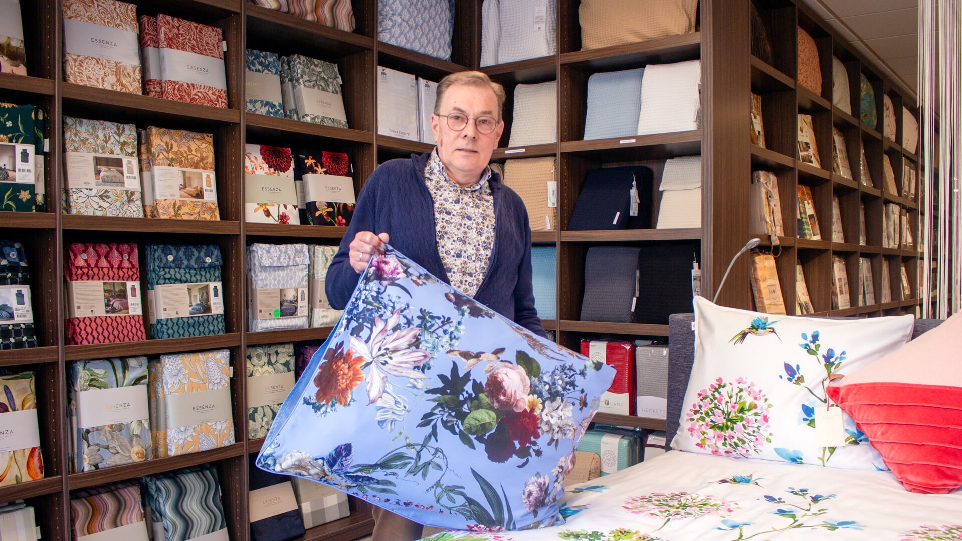 Johan Bulsink laat zien hoe vrolijk en kleurrijk de nieuwe voorjaarscollectie is bij Ballast Bed & Textiel