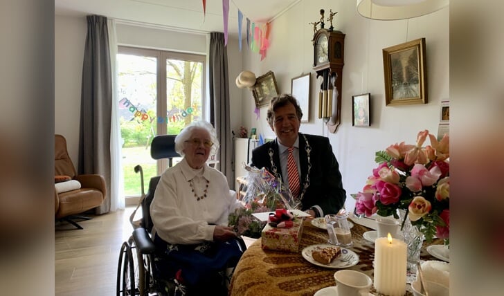 Burgemeester Verhulst bezoekt de 100-jarige mevrouw Feenstra.