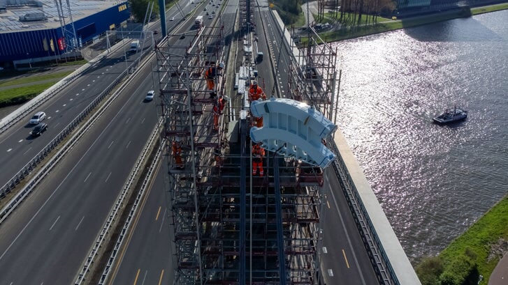 Nieuwe tuiconstructie van de Galecopperbrug in de A12 wordt zichtbaar.