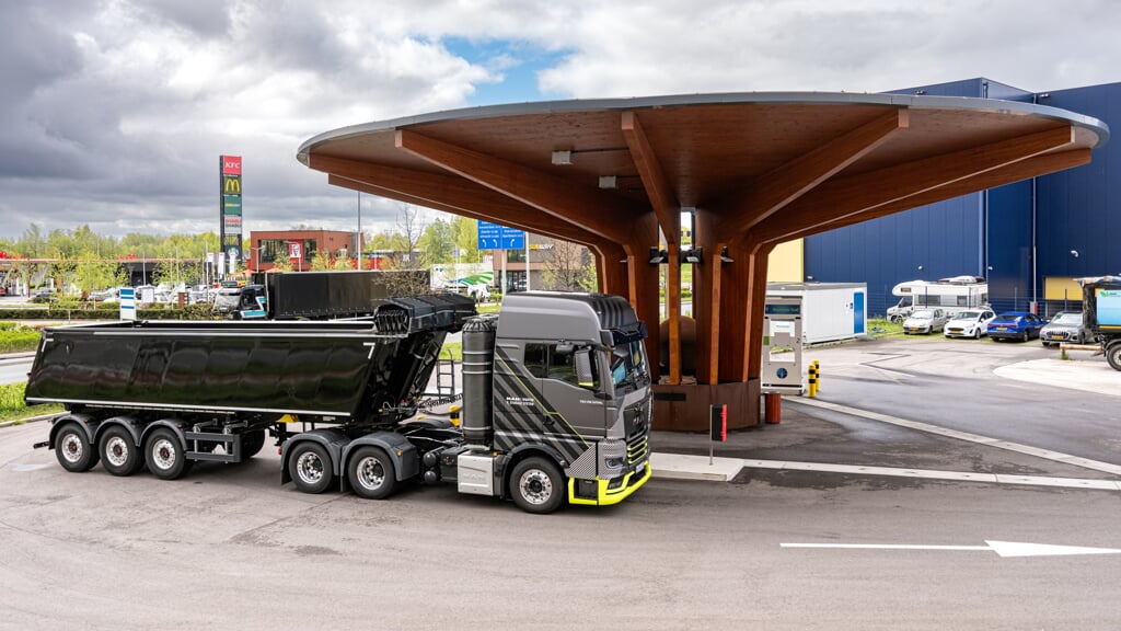 De waterstof-aangedreven MAN-truck 'tankt' bij Fountain Fuel op het bedrijventerrein Wieken-Vinkenhoef in Amersfoort.