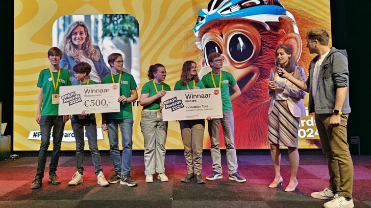 De winnende scholieren van het Griftland College bij de prijsuitreiking met hun cheque van 500 euro.