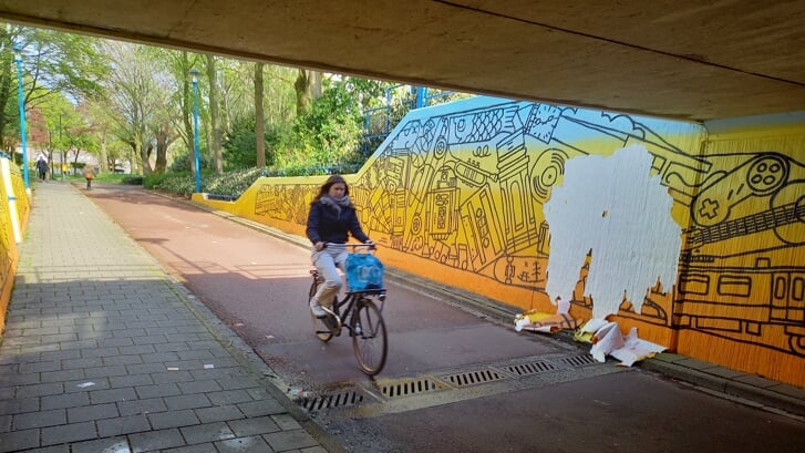 In de fietstunnel aan de Weverij hangen de ‘vellen’ erbij. De gemeente laat weten dat het door Straatkapers hersteld wordt als de tunnel helemaal droog is.