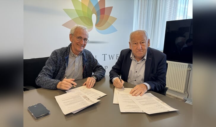 Gerard van den Tweel (hoofdsponsor, rechts) en Jan Cozijnsen (voorzitter Stichting Oud Nijkerk, links) ondertekenen de verlenging van het sponsorcontract door de Van den Tweel Foundation.