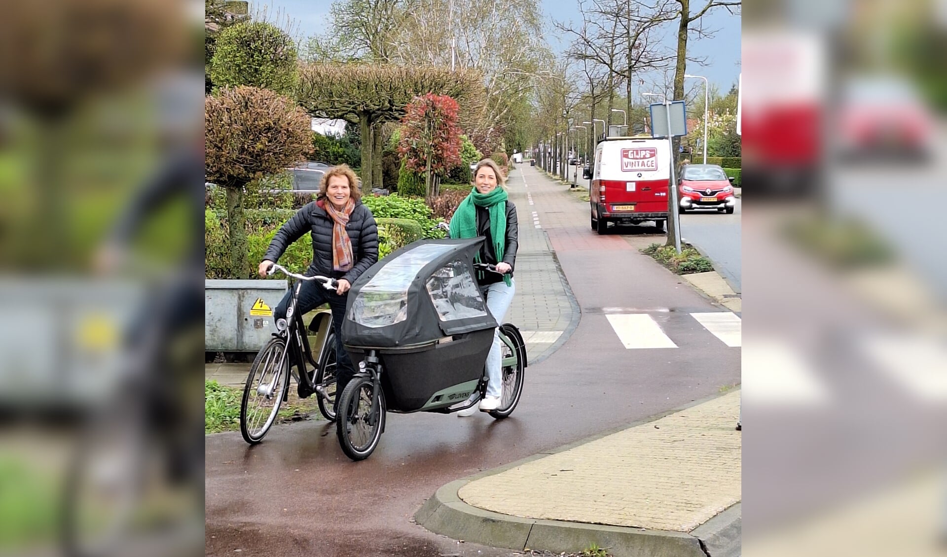 Jikke Wams (rechts) van PvdA-GroenLinks: ,,Door de toename van de diversiteit van de fiets als vervoermiddel en het vele autoverkeer, is het tijd om nieuwe keuzes te maken voor veiliger straten in Woudenberg.
