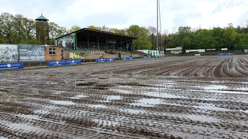 In Stadion De Wageningse Berg wordt hard gewerkt aan de renovatie van de grasmat. Eind juni kan er weer getraind en gespeeld worden op het nieuwe veld. 
