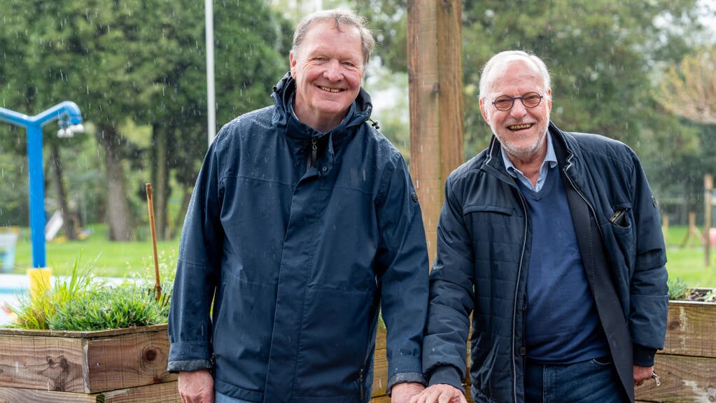 Voorzitter Martin Bödicker en secretaris Johan Tiescheffer van de Lionsclub Scherpenzeel-Woudenberg hadden de eer om het nieuwe zwemseizoen te openen.