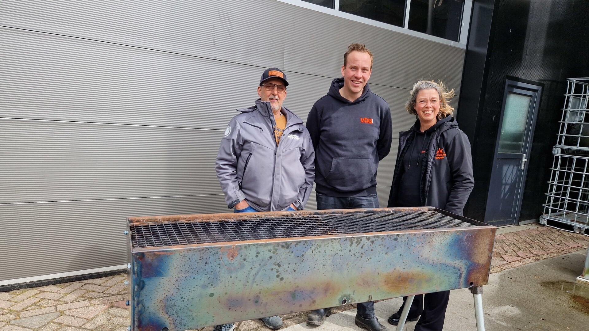 Van links naar rechts: Eric ten Hove, Danny van de Glind en Liesbeth Neven bij het prototype van de langste barbecue.