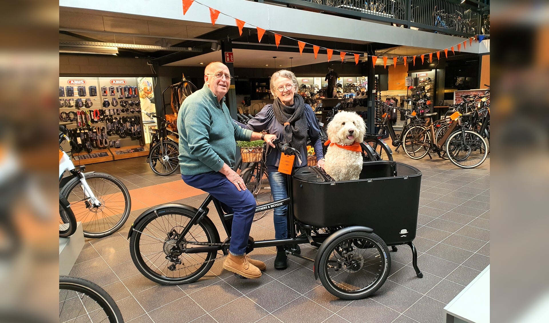 Berend en Willy Veenendaal, met hond Bess in de bakfiets.