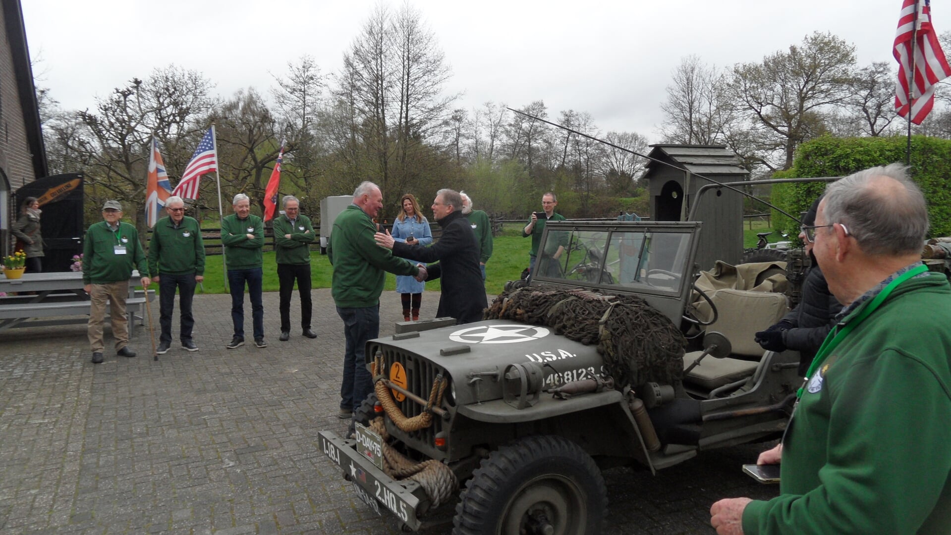 De aankomst van RBT-directeur Robbert Schuurmans in de Willys Jeep van vrijwilliger Henk van Wolfswinkel.