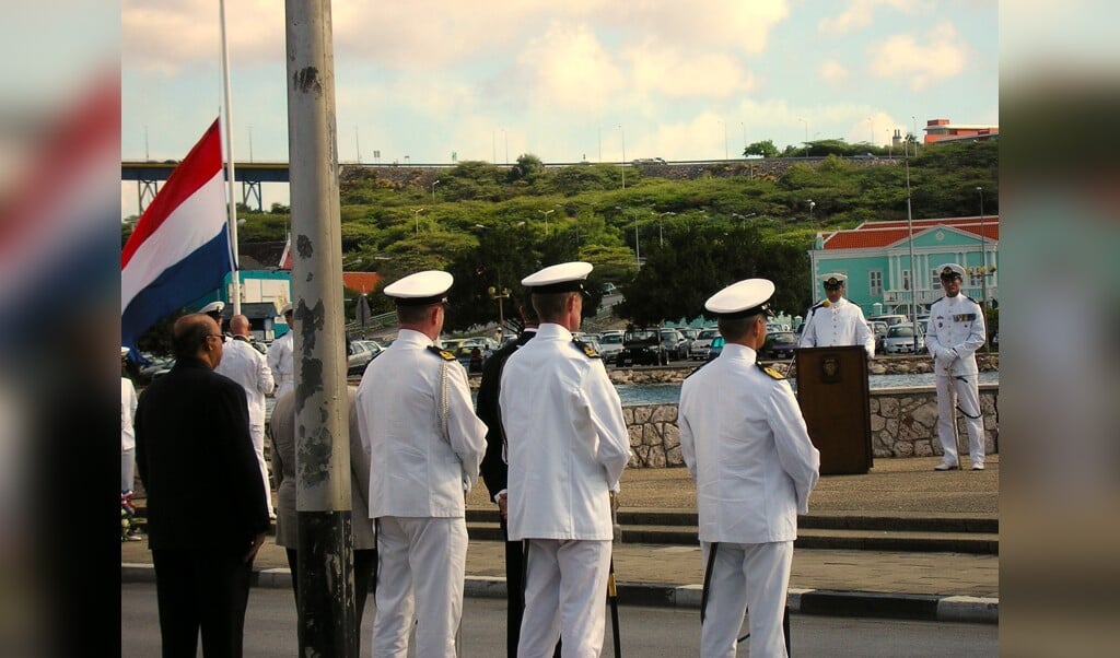 Erwin Kamp tijdens de dodenherdenking in 2005 bij het Waaigat op Curaçao.