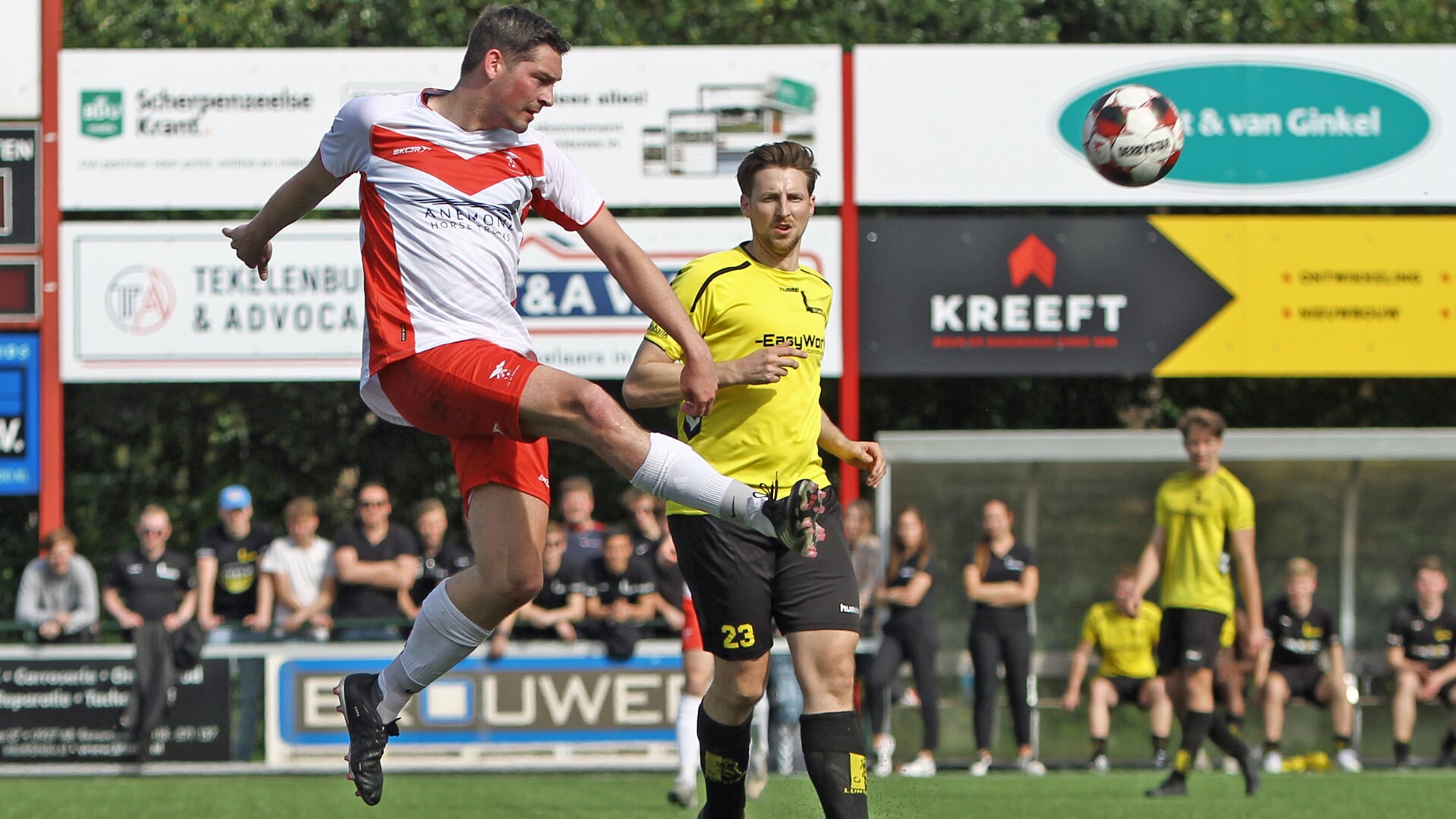 Stefan van den Brink schiet de bal weg. Remco Speelziek kijkt toe. 