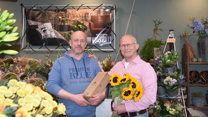 Gerard van Vlasman (Flowers Only) en Ad Verbeek (voorzitter Avondvierdaagse Scherpenzeel).