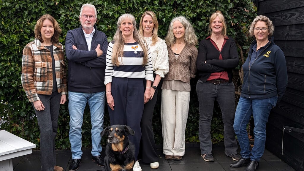 Roselien Strobbe (derde van links) uit Nieuw-Vennep is al jarenlang actief voor KNGF-Geleidehonden.