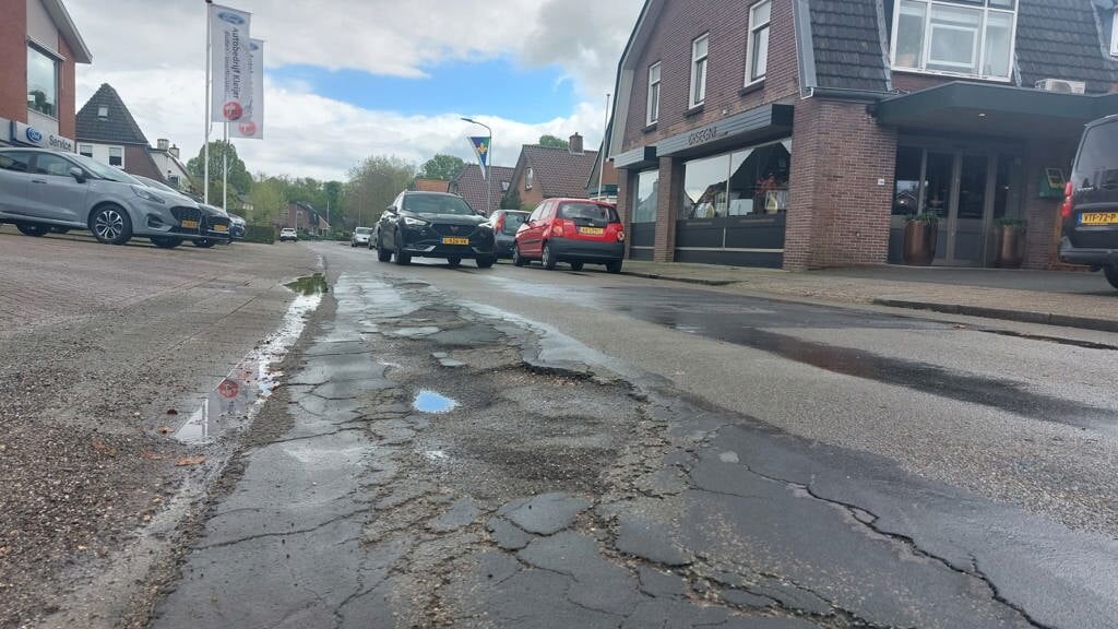 Kapot asfalt aan de Bakkersweg in Voorthuizen.