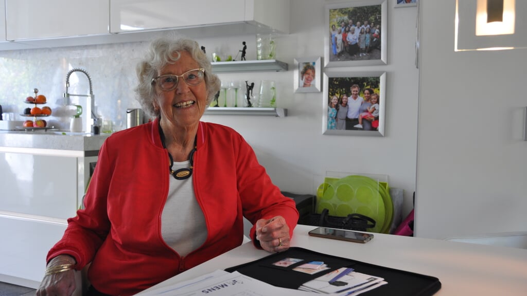 Marjo Sybrandy bezoekt inwoners van 80 en 85 jaar: 'Mensen zijn altijd blij als ik langskom.'