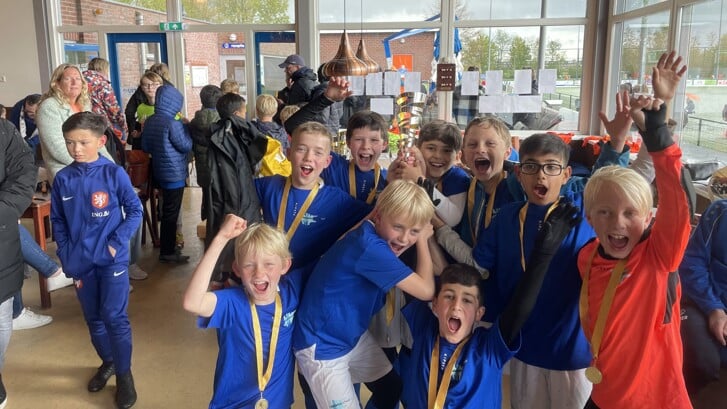 Enthousiaste kinderen tijdens het Schoolvoetbaltoernooi bij sv Ouderkerk.