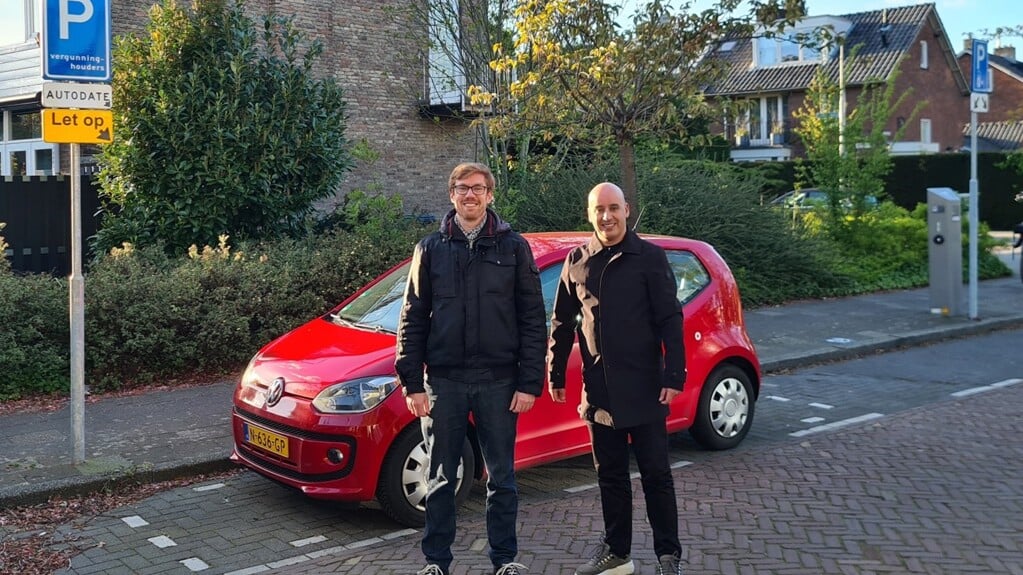 D66-raadsleden Maarten de Haan en Youssef Ben Idder bij een deelautoplek in Amstelveen.