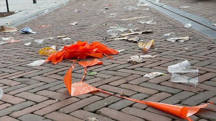 De dag na Koningsdag lag er veel afval op straat in het centrum van Nijkerk. 