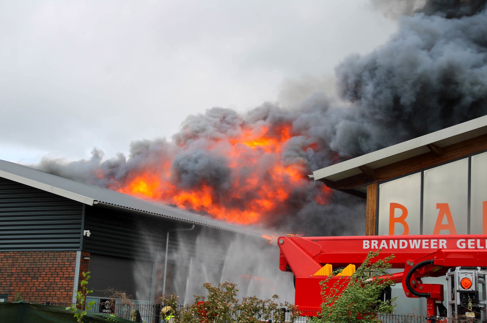 Eerder dinsdag dreigde een brand vanuit een ander pand over te slaan naar het kantoor van de bakfietsproducent.