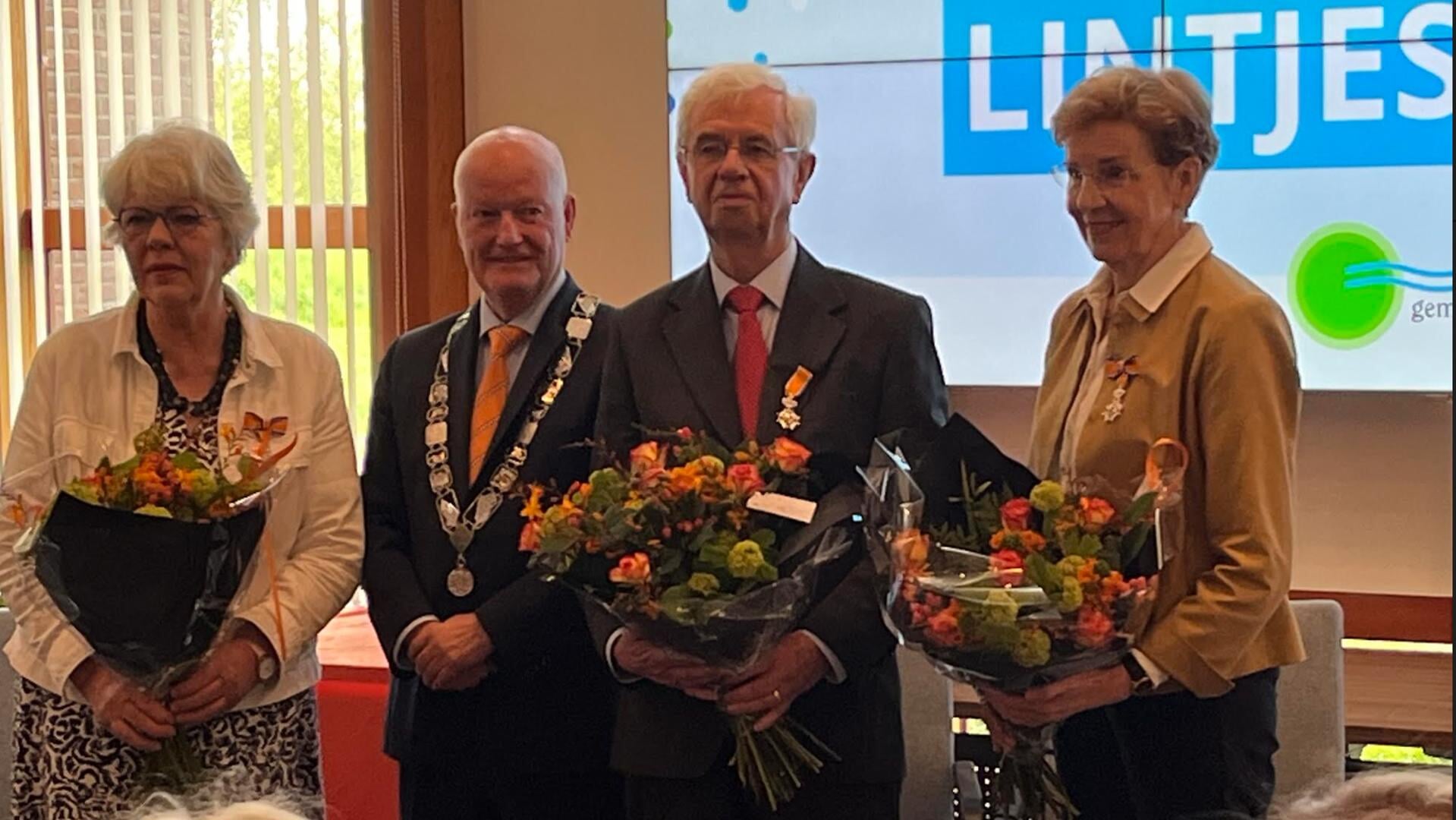 Mevr. Ineke van der Linden, burgemeester Ruud van Bennekom, Hans Landzaat en Corine Landzaat-de Groot, tijdens hun benoeming in de Orde van Oranje Nassau.