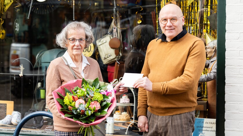 Jeff de Haan, al 50 jaar een begrip in Bennekom. Mevrouw Luttikhuizen was zijn eerste klant, zij werd onlangs in het zonnetje gezet.