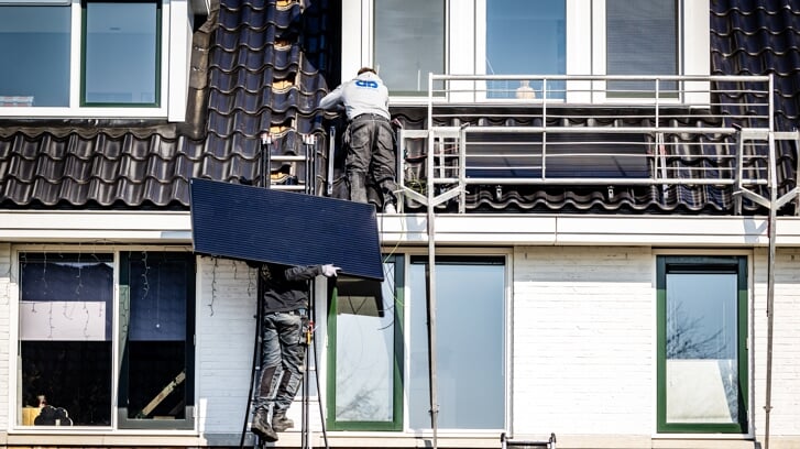 Zonnepanelen op een dak van een woning installeren is een veelgebruikte vorm van verduurzaming.