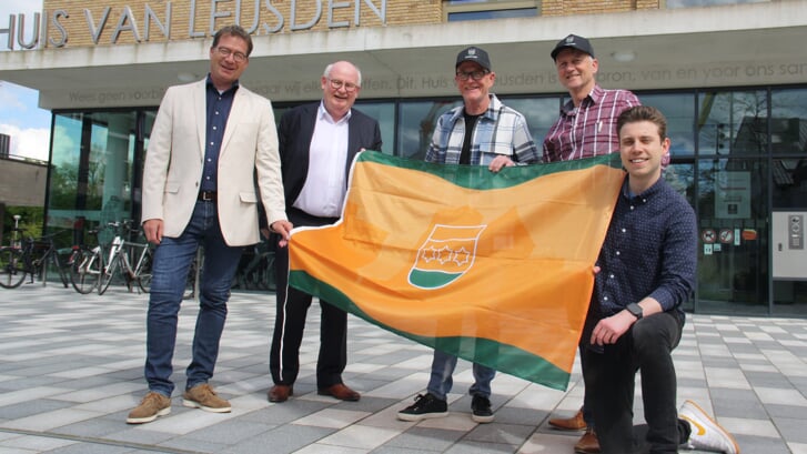 Burgemeester Frans Backhuijs nam de vlag namens gemeente Leusden in ontvangst.