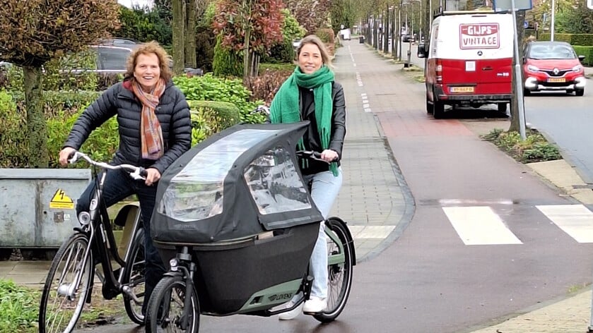 Jikke Wams (rechts) van PvdA-GroenLinks: ,,Door de toename van de diversiteit van de fiets als vervoermiddel en het vele autoverkeer, is het tijd om nieuwe keuzes te maken voor veiliger straten in Woudenberg.