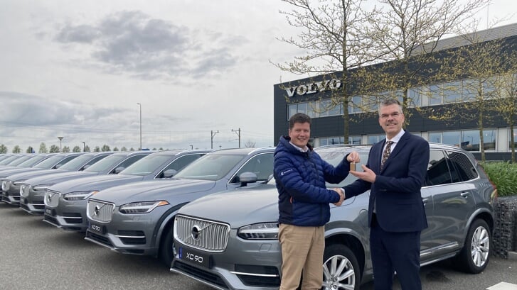 Verkoopleider Jos van der Meij van Broekhuis Volvo Zeist overhandigt de sleutel van deVolvo XC90 aan Henk Wildschut, hoofd Technisch Centrum van de Hogeschool IVA te Driebergen.