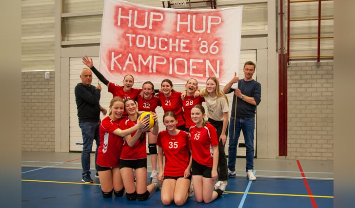 Het kampioensteam van Touché MB2 met begeleiders Gert en Bart