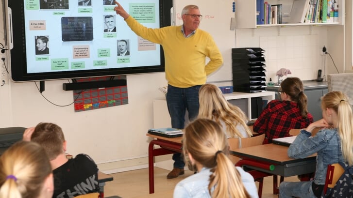 Gijs de Vries vertelt de verhalen uit de oorlog op scholen in Hoevelaken.