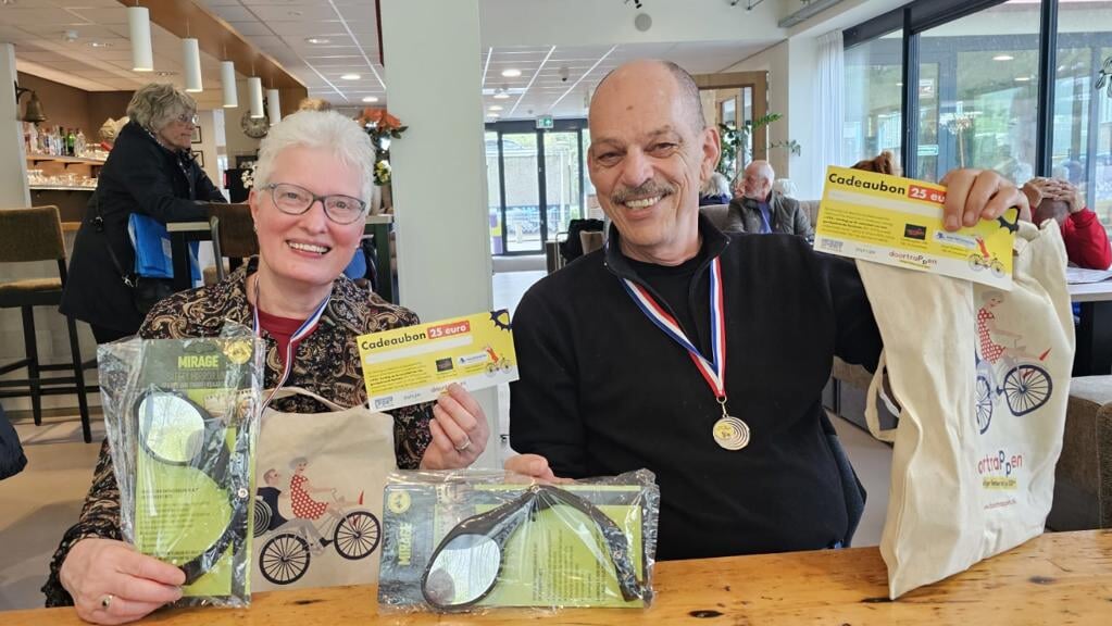 Wim en Lea Koblens, de winnaars van de quiz die tijdens de Wijkcentrum fietstour werd gehouden.