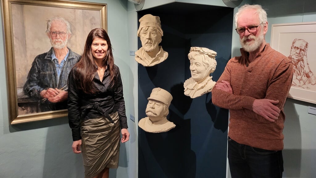 Barbara Doderer en Marius van Dokkum naast de drie portretbustes.