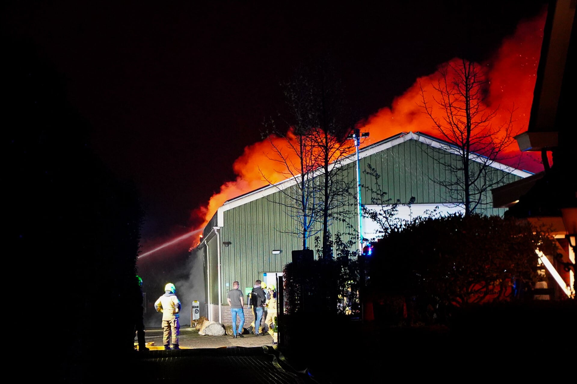 De brand in het bedrijfspand in Nijkerkerveen afgelopen dinsdagnacht