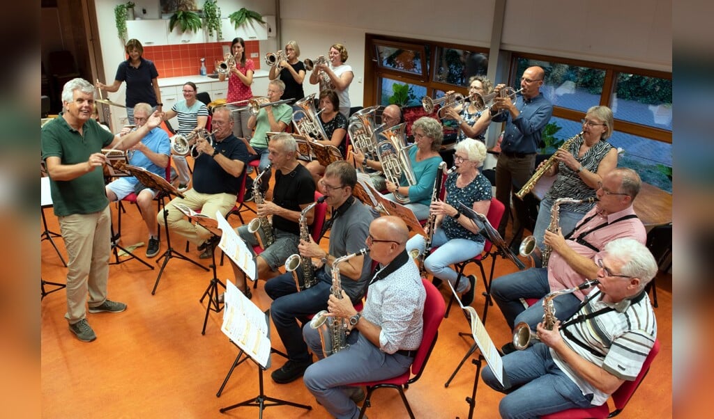 Het Recreanten-Orkest van Muziekvereniging Caecilia bereidt zich voor op het lenteconcert.
