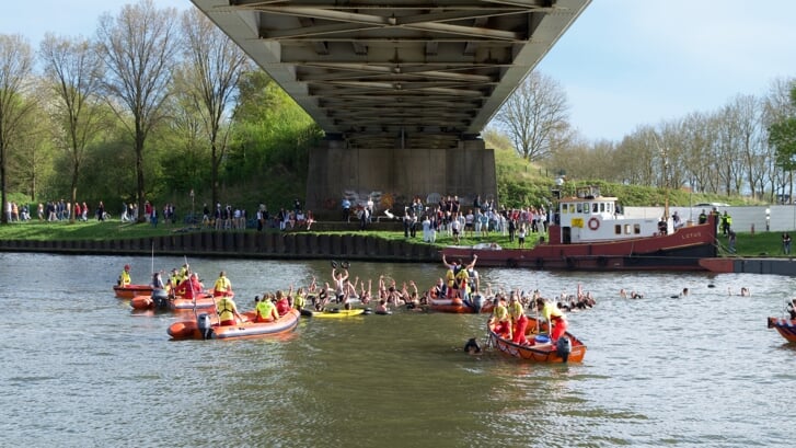 Bij zowel de Dames Vier als de Oude Vier sprongen supporters het Amsterdam-Rijnkanaal in om vanuit het ijskoude water de winnaars toe te juichen. 
