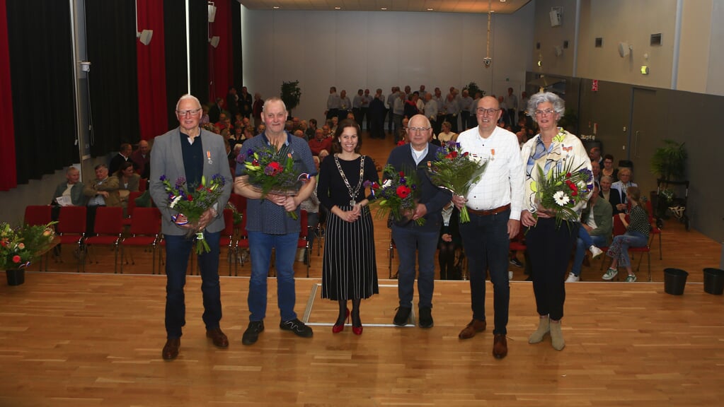 Burgemeester Marieke Teunissen, met de onderscheidenen in Scherpenzeel.