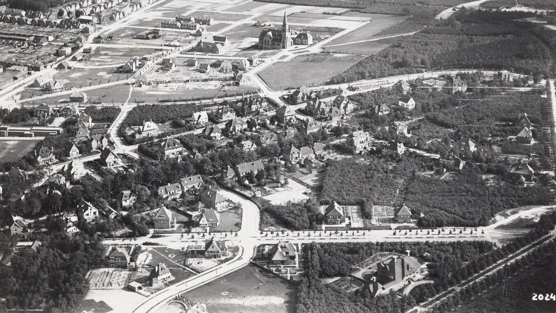 Een luchtfoto van de aanleg van het Bergkwartier omstreeks 1923. 
