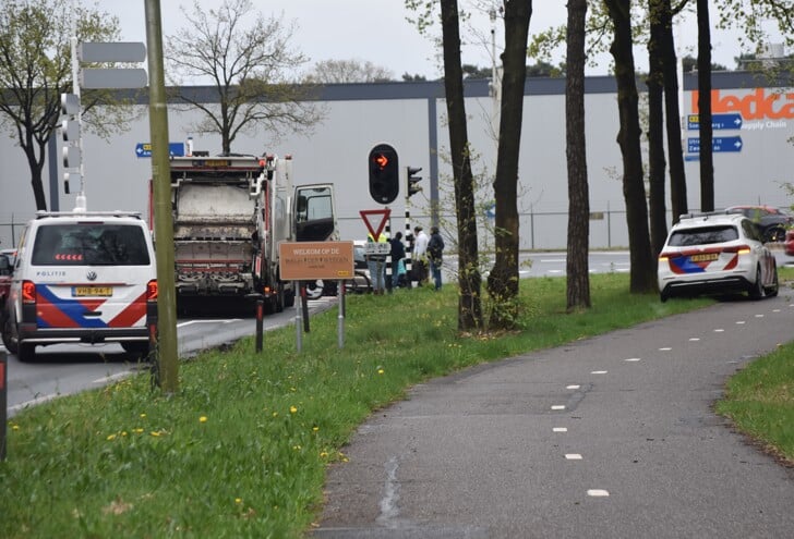 Een vuilniswagen botste op achter op een personenauto.