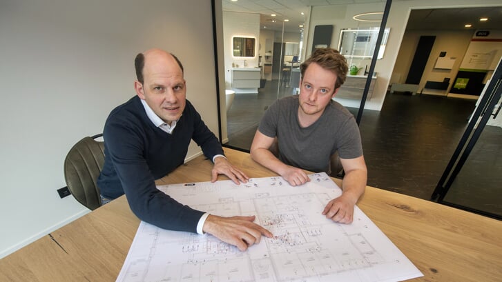 Jan van Asselt (links) neemt met een klant het ontwerp door.