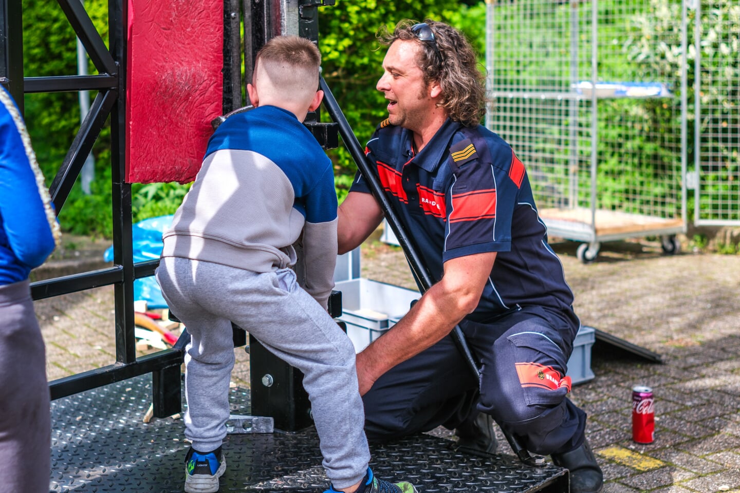 Alle vrijwilligers van de Brandweer Spaarndam waren aanwezig om de (jonge) bezoekers mee te nemen in hun werk.