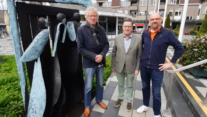 Arry Voorsmit, Henri Schouten en Willem Eelman (v.l.n.r.) spelen een sleutelrol bij de aanstaande reis naar het voormalige concentratiekamp Neuengamme in Noord-Duitsland.