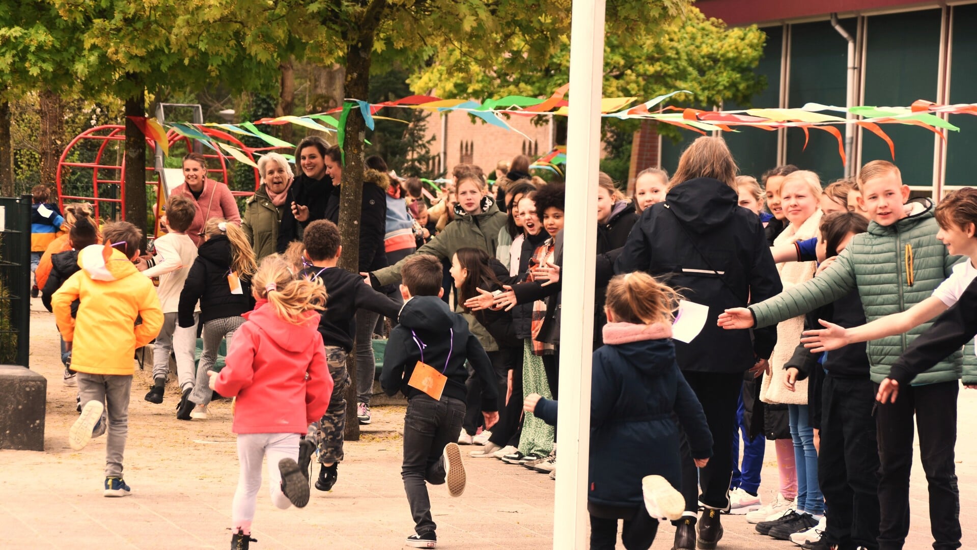 Het schoolplein van de Carolusschool wordt in de meivakantie vergroend, mede dankzij een sponsorloop van de leerlingen.