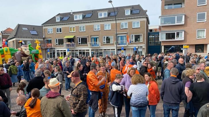 Honderden mensen kwamen vorig jaar af  op de muziek op het Oranjeplein/ Salverdaplein. Dit jaar spelen er zes Wageningse bands.