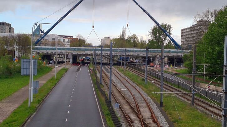 Wekzaamheden aan het A9-viaduct ter hoogte van  de Beneluxbaan zijn in volle gang.